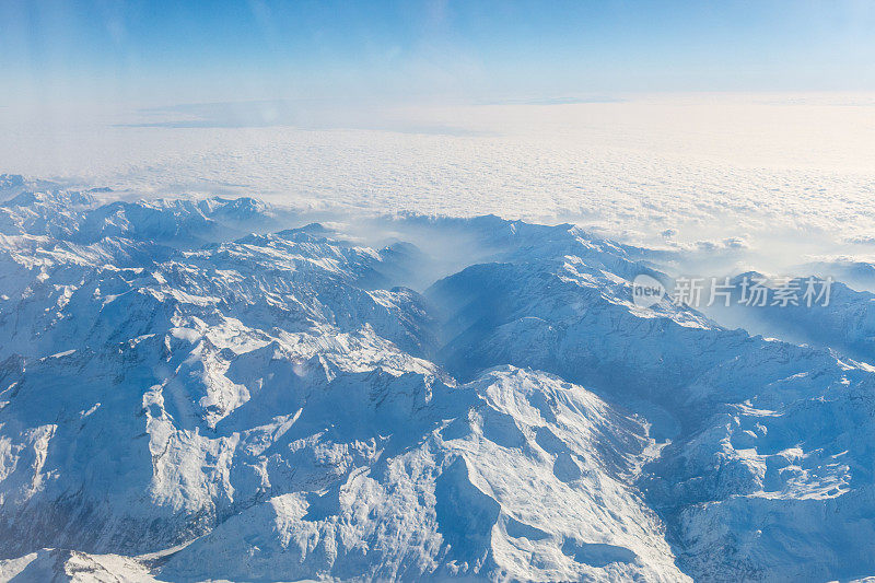 瑞士阿尔卑斯山的鸟瞰图。飞越阿尔卑斯山。令人惊叹的山景。