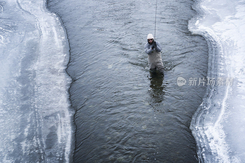 冬天，人们在加拉廷河飞钓