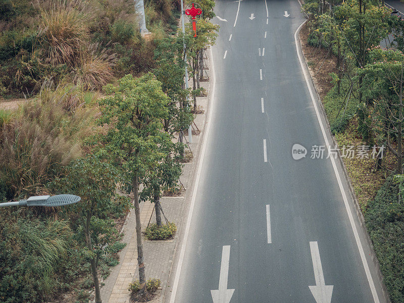 中国空旷的公路鸟瞰图