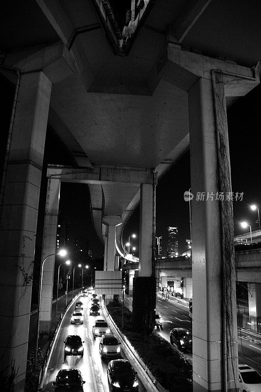 中国上海高架公路下的交通堵塞