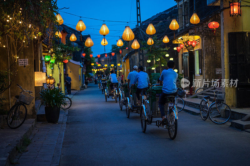 越南会安繁忙街道的夜景。