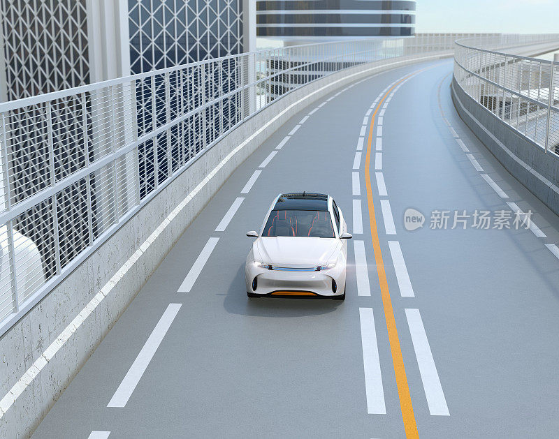 在高速公路上行驶的白色电动SUV的正面视图