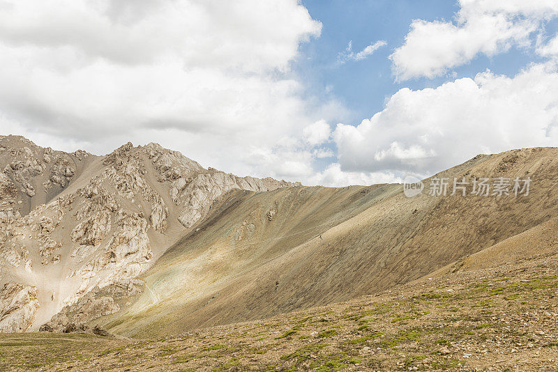 骑马在风景优美的山川中