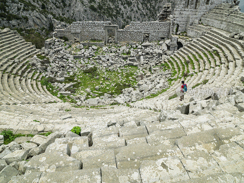 Termessos古城剧院的成年旅行家