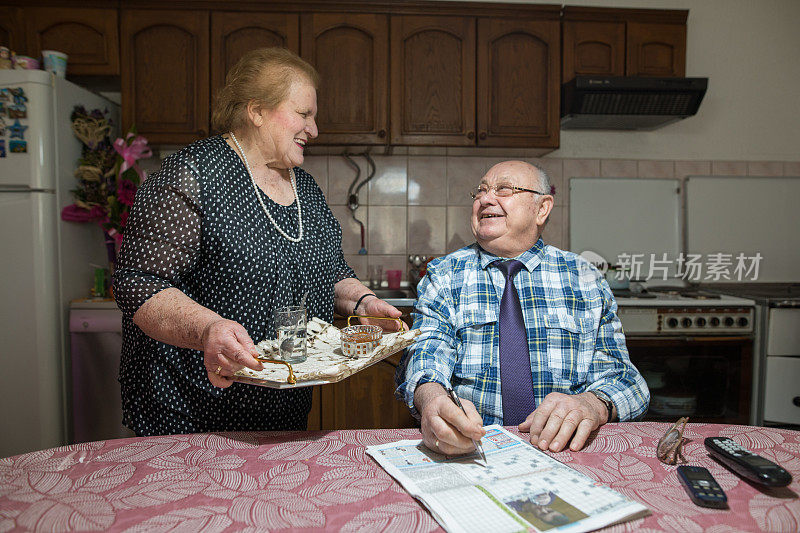 六十年在一起。老年夫妇分享蜜饯水果