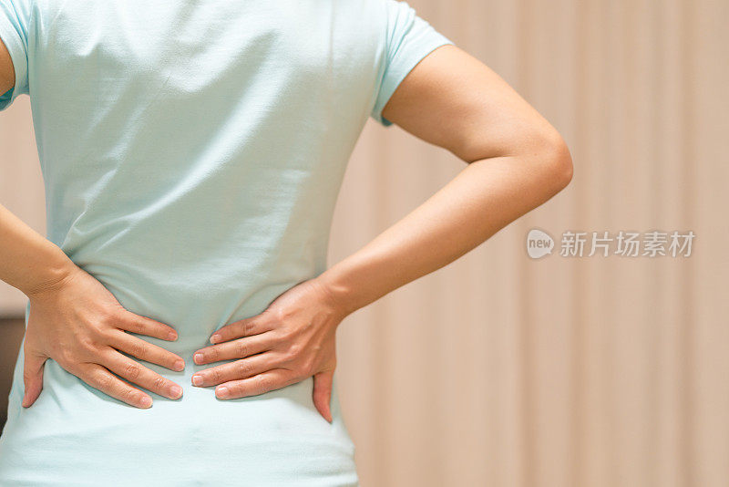 在家时背痛。女人饱受背痛之苦。医疗保健理念