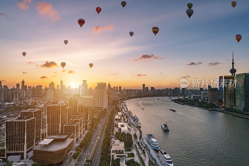 夕阳下的上海天际线