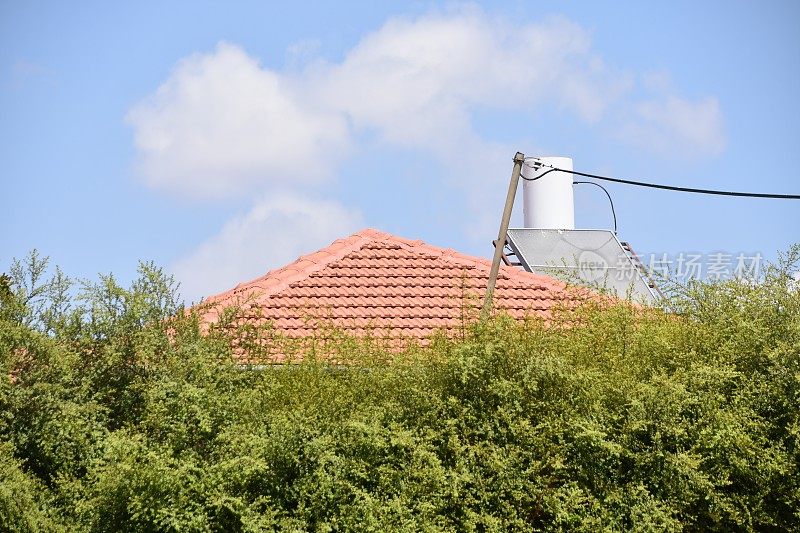 太阳能热水器和太阳能电池板在瓦屋顶上