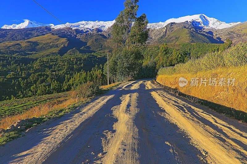 秘鲁安卡什，日落时通往科帕山的乡村公路-布兰卡山脉-瓦拉兹