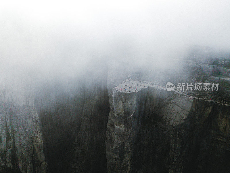 挪威大雾弥漫的布道石悬崖和吕瑟峡湾的鸟瞰图