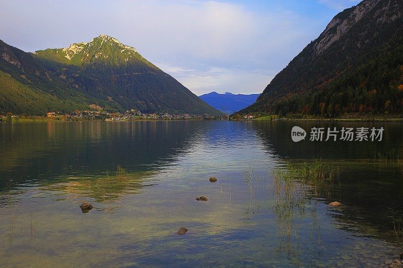 阿钦湖与泰洛卡温德尔阿尔卑斯山在秋天日出-奥地利