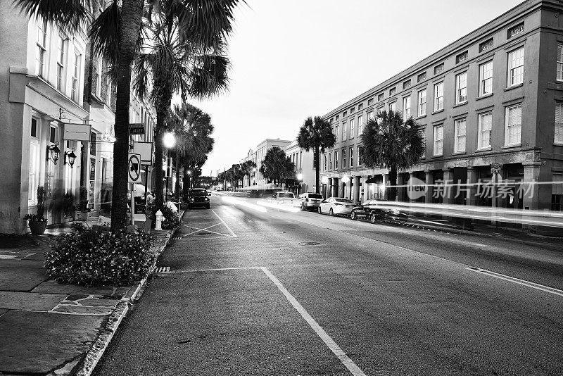 南卡罗莱纳州查尔斯顿的主街。黑色和白色。