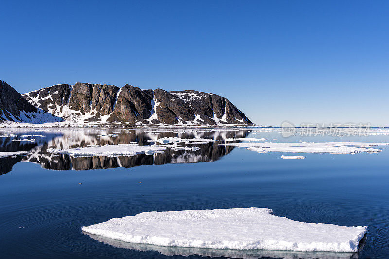 北极斯匹次卑尔根群岛北部峡湾的斯瓦尔巴特群岛海景