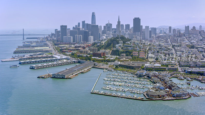 鸟瞰图与电报山和金融区的旧金山在背景