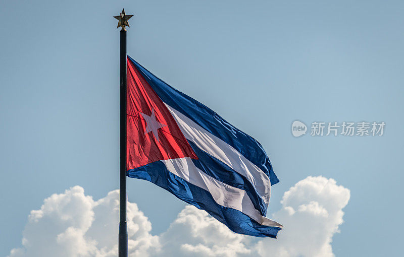 巨大的古巴国旗和云彩