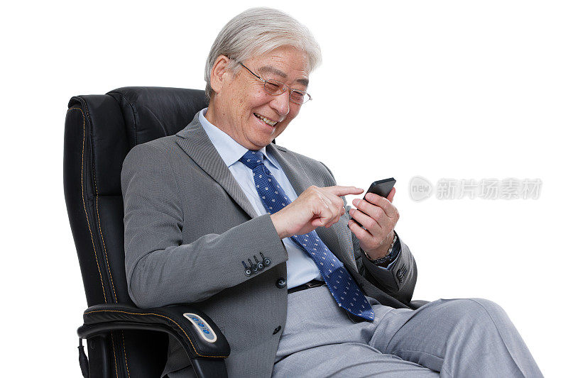 商务老年男人使用手机
