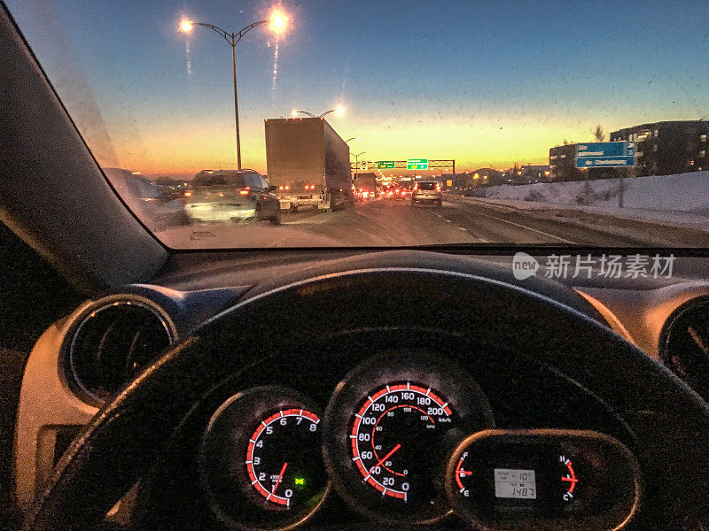 冬夜高速公路交通时段汽车司机的POV