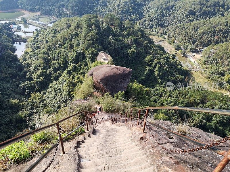 陡峭的楼梯上阳原丹霞山，中国广东省