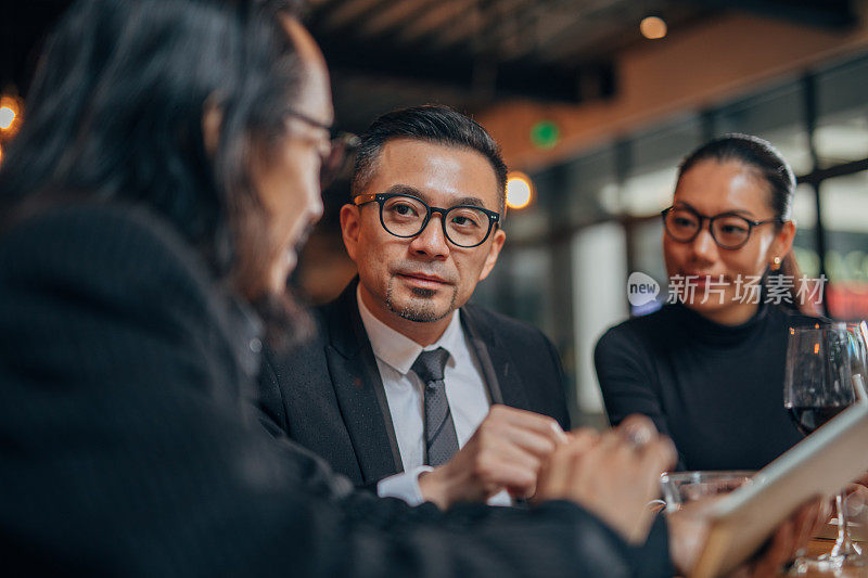 中国商务人士在饭店开会