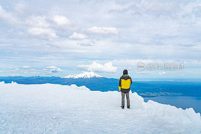 奥索尔诺火山在智利湖区-瓦拉斯港，智利