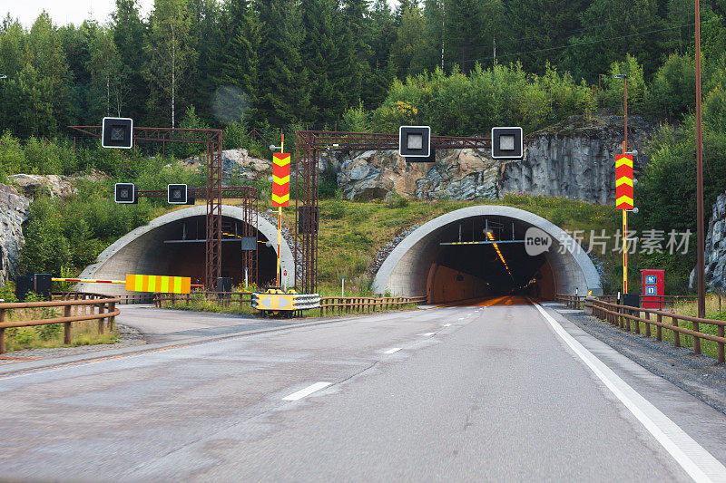 挪威山区的两条公路隧道