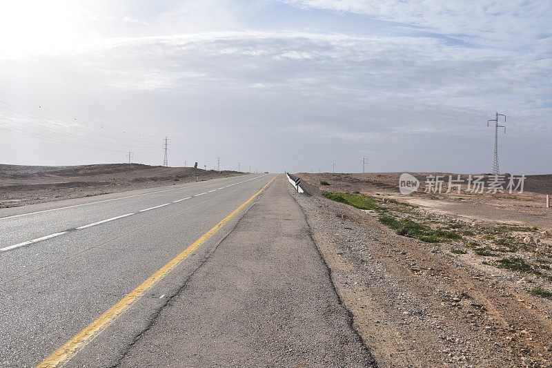 沙漠道路从地面看，HDR