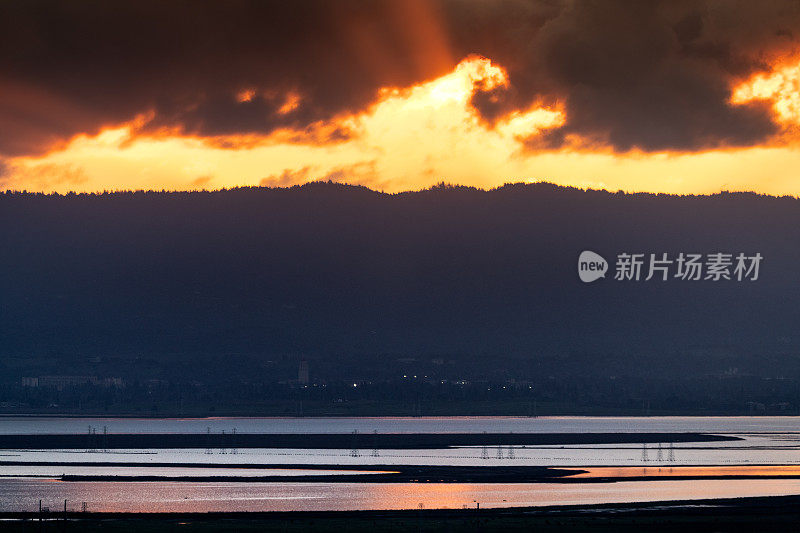 旧金山湾的火红日落