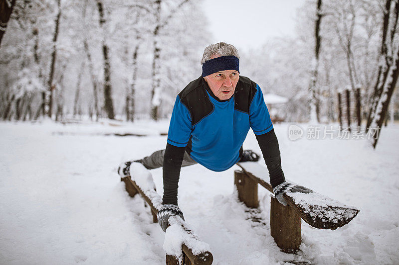 老人在雪中慢跑