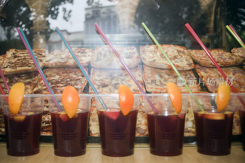 桑格利亚汽酒玻璃杯零售展示在吧台上。