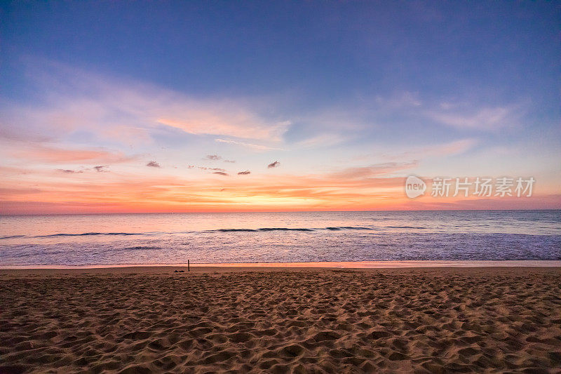 夕阳下的海滩和大海