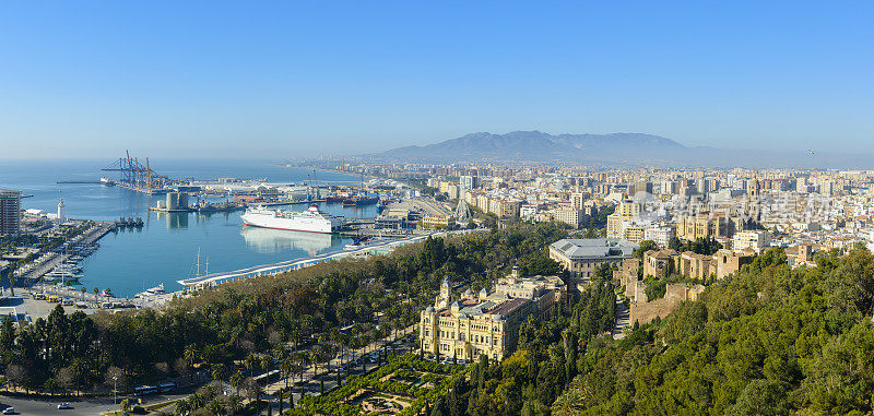 鸟瞰图的城市和港口马拉加，安达卢西亚，西班牙