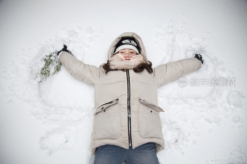 女孩躺在雪地里的地上