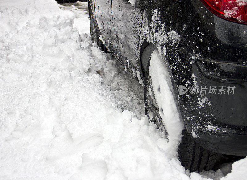 雪下的汽车