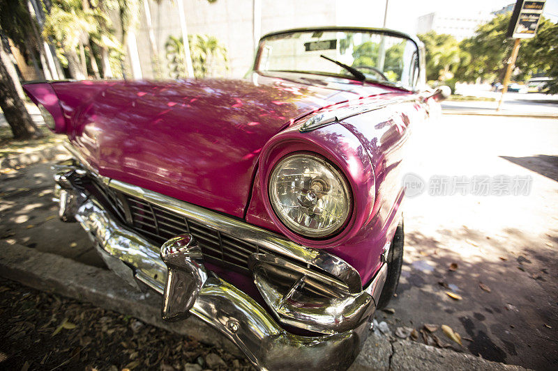 哈瓦那街头的一辆粉色古典车