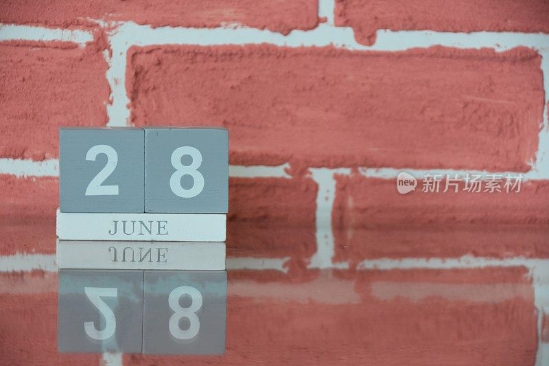 六月二十八日靠在一堵红砖墙上