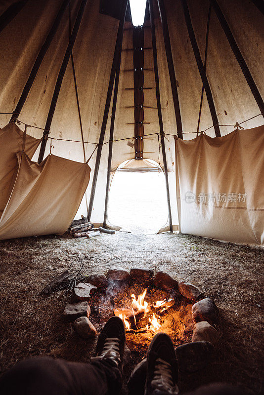 在帐篷里营火