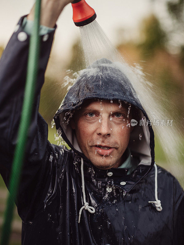 人们用雨衣上的水管制造雨