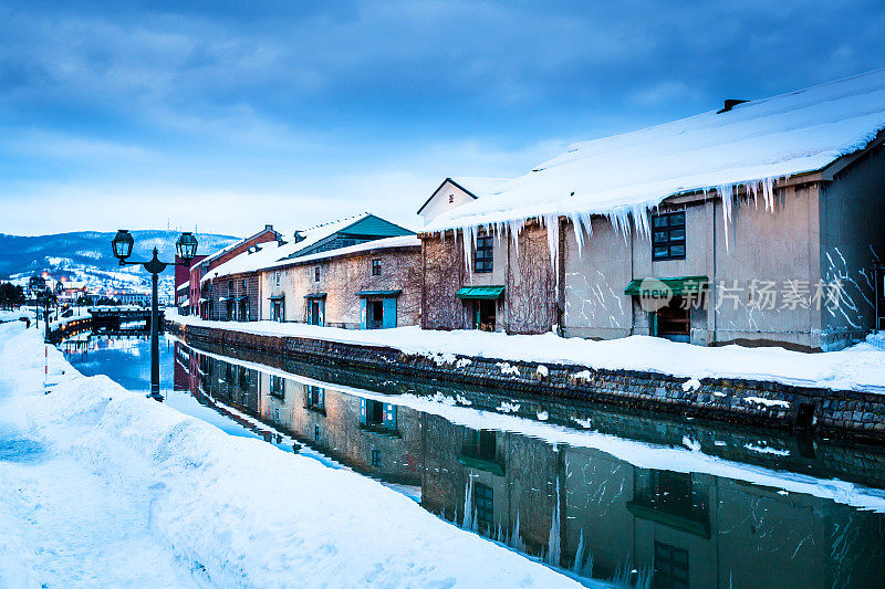 小樽运河冬季有积雪覆盖