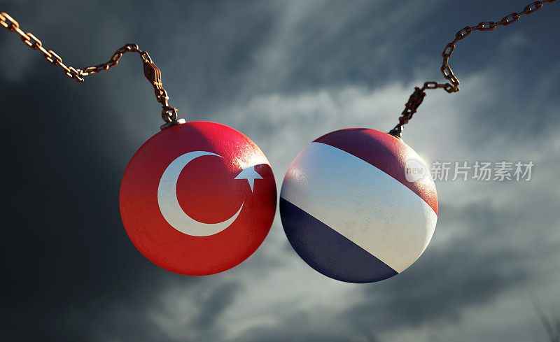 破坏球纹理与土耳其和荷兰国旗在黑暗的暴风雨天空