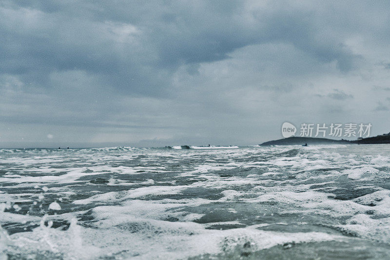 透过菲斯特拉海滩的海面，纽基在一个阴雨的6月的一天。