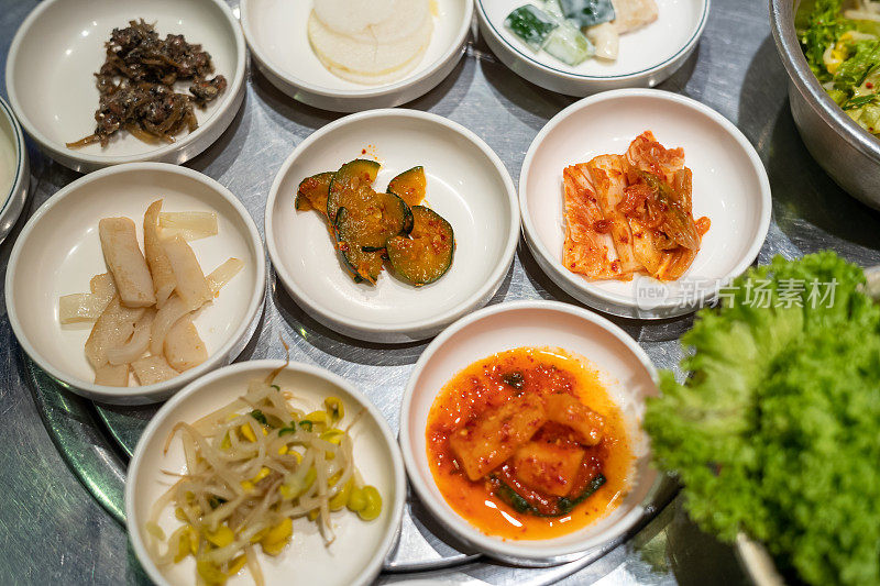 韩国烧烤餐厅桌上的韩式配菜