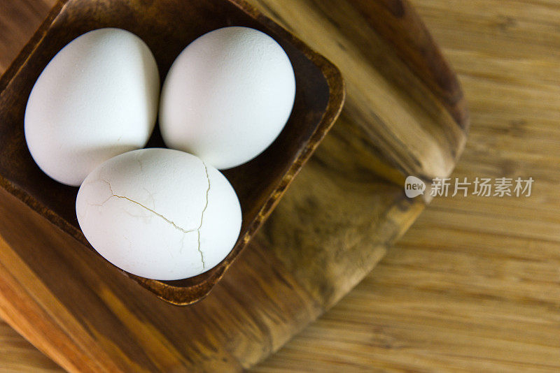 素食早餐，煮鸡蛋和新鲜蔬菜-黄瓜，西红柿