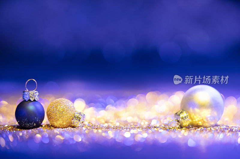 圣诞装饰品和彩灯――金色和紫色