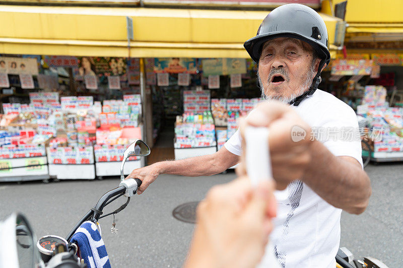 日本老人喜欢骑摩托车