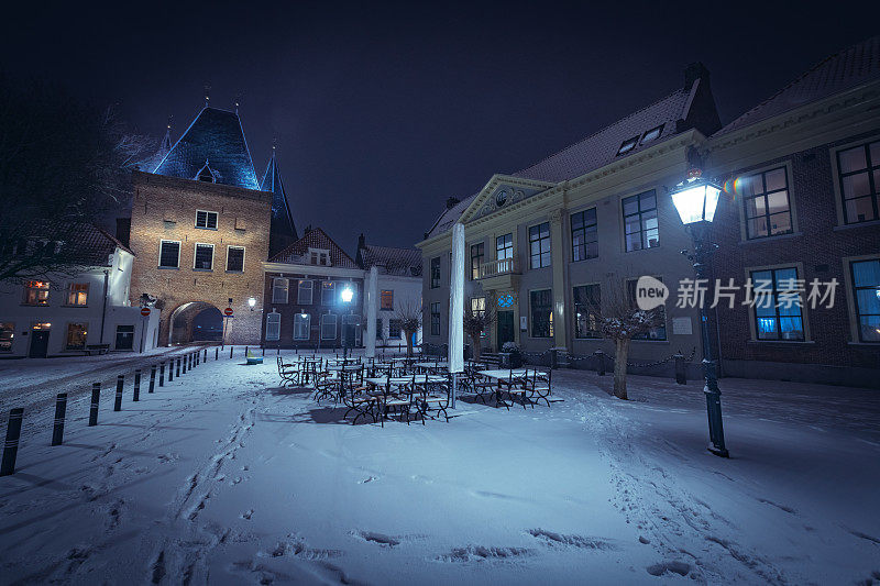 冬季夜晚的街景在汉萨同盟城市坎彭在Overijssel，荷兰