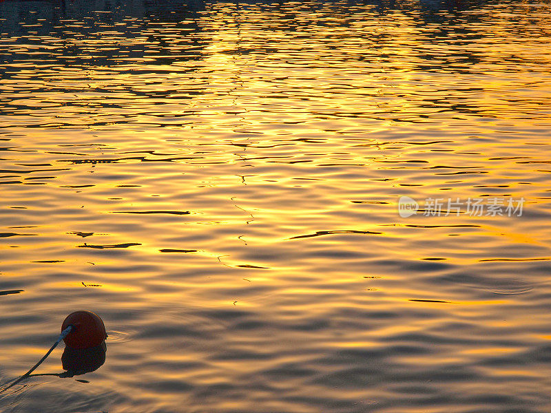 金色的夕阳倒影