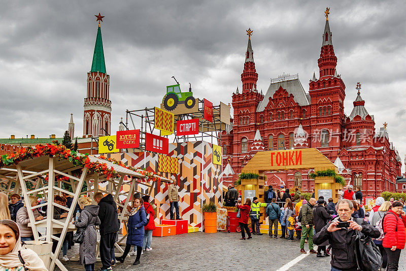 阴天，莫斯科红场上传统节日金秋的亭子与国家历史博物馆的建筑相映衬