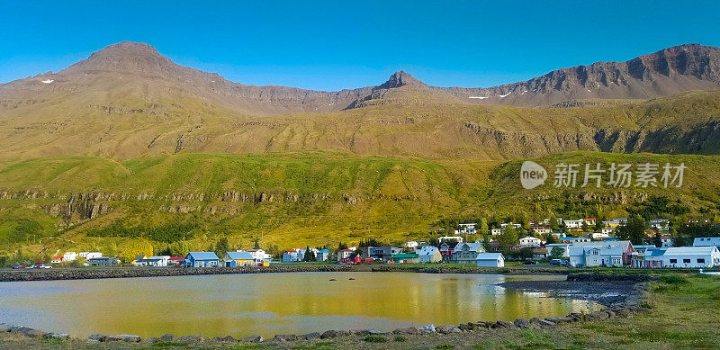 Seyðisfjörður(东峡湾)，冰岛:村庄和山在日落