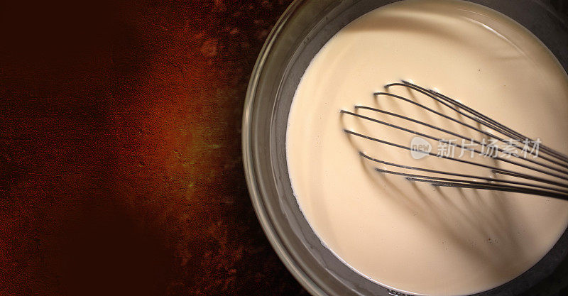 然后在一碗新鲜的高脂奶油中搅拌。空间复制
