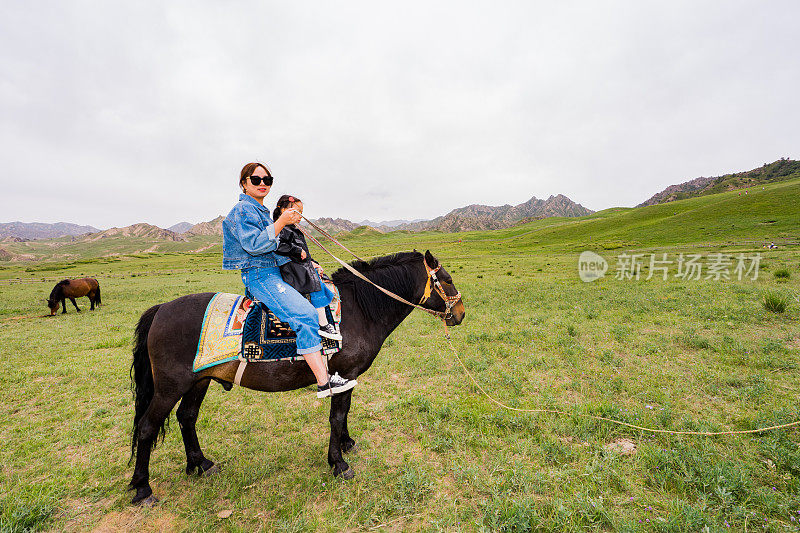 妈妈和女儿在骑马